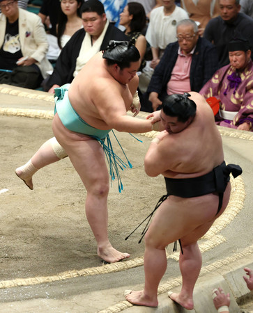 琴桜（左）は正代を押し出しで下す＝１５日、東京・両国国技館