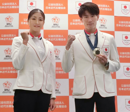 近代五種のパリ五輪報告会に出席した男子の佐藤大宗（右）と女子の内田美咲＝１５日、東京新宿区