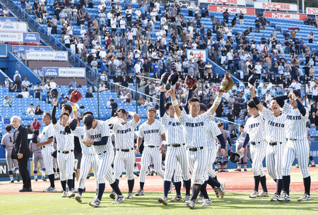 慶大３回戦で勝ち点を挙げ、喜ぶ立大の選手たち＝１６日、神宮球場