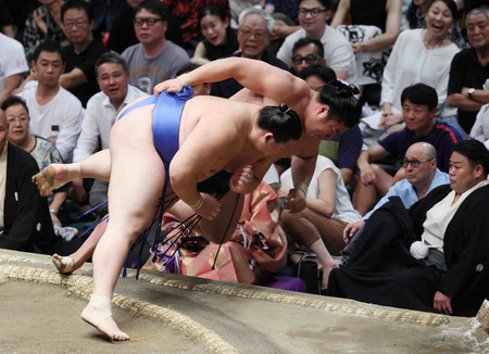 大の里（左）は若元春を寄り倒しで下す＝１６日、東京・両国国技館