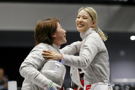 女子サーブルで優勝し、喜ぶ江村美咲（右）＝１６日、静岡・沼津市総合体育館