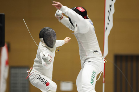 男子フルーレ決勝で永野雄大（右）を攻める安部慶輝＝１６日、静岡・沼津市総合体育館