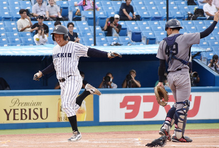 慶大３回戦の６回、先制のホームを踏む立大の戸丸（左）＝１６日、神宮球場