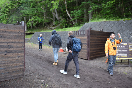 富士山吉田口５合目の仮設ゲートを通過する登山者ら＝７月１日午前、山梨県富士吉田市