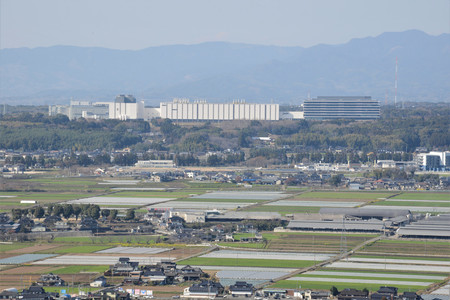 台湾積体電路製造（ＴＳＭＣ）の熊本第１工場（奥）＝３月１０日、熊本県菊陽町