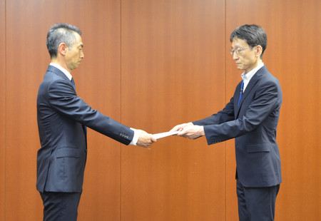 高速船の浸水隠しを受け、ＪＲ九州高速船の大羽健司社長（左）に行政処分の命令書を手渡す国土交通省の宮武宜史海事局長＝１７日午後、東京・霞が関