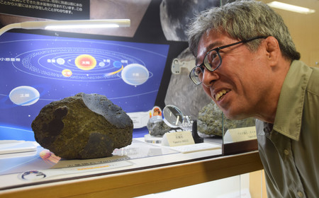 日本の南極観測隊に加わり、２０００年に「火星の石」を発見した国立極地研究所の今栄直也さん＝１７日午後、東京都立川市の同研究所