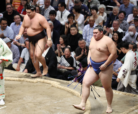 大の里（右）は寄り切りで霧島を破り１０連勝＝１７日、東京・両国国技館