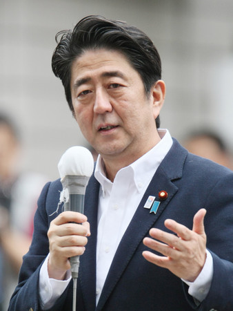 ２０１３年７月の参院選公示日に第一声を上げる安倍晋三首相（自民党総裁、肩書は当時）＝福島市