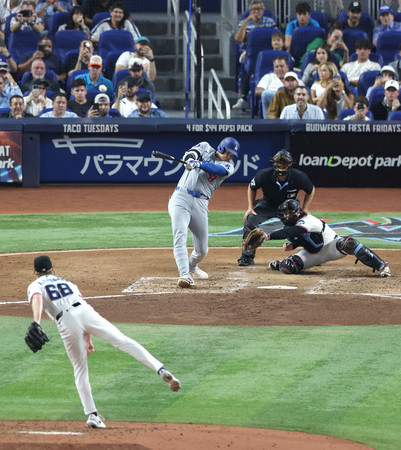 マーリンズ戦の３回、４８号２ランを放つドジャースの大谷＝１７日、マイアミ