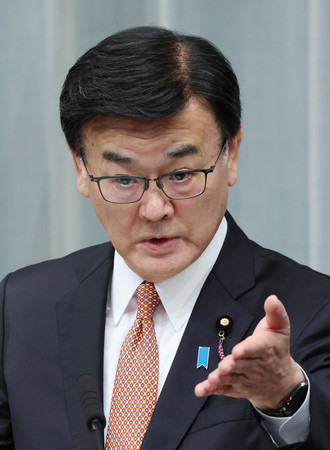 記者会見する森屋宏官房副長官＝１８日午前、首相官邸