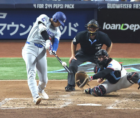 マーリンズ戦の３回、４８号２ランを放つドジャースの大谷＝１７日、マイアミ