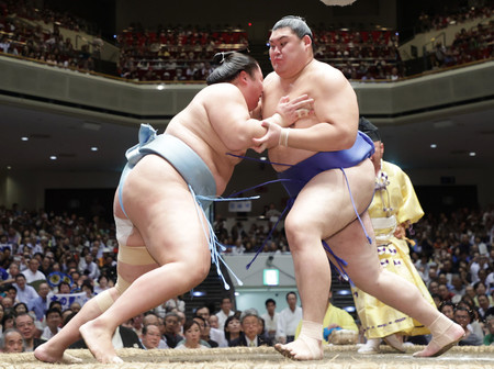 琴勝峰（左）を攻める大の里。押し出しで下し１１連勝＝１８日、東京・両国国技館