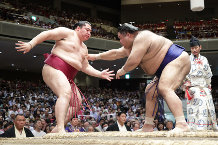 高安（右）は突き出しで遠藤を破る＝１８日、東京・両国国技館