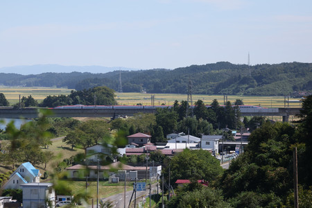 東北新幹線の古川―仙台間で走行中のはやぶさ・こまち６号の連結が外れ、緊急停車した新幹線の車両＝１９日午前、宮城県大崎市