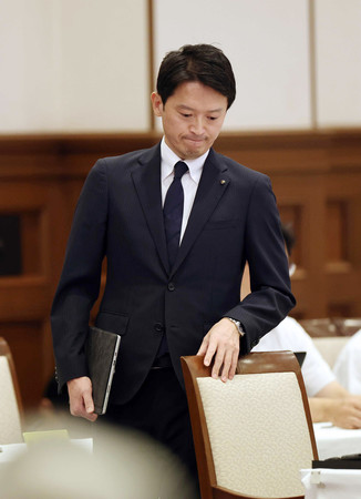 兵庫県議会本会議に臨む斎藤元彦知事＝１９日午前、神戸市中央区