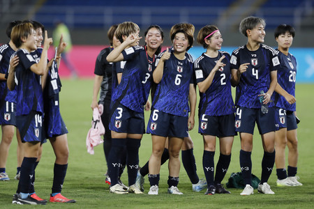 サッカーＵ２０（２０歳以下）女子ワールドカップ（Ｗ杯）で決勝進出を決めて喜ぶ日本の選手たち＝１８日、コロンビア・カリ（ＥＰＡ時事）