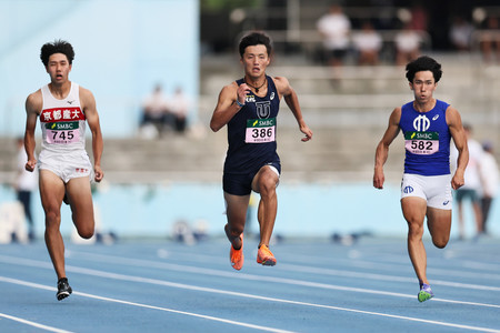 男子１００メートル予選で力走する柳田大輝（中央）＝１９日、神奈川・Ｕｖａｎｃｅとどろきスタジアム　ｂｙ　Ｆｕｊｉｔｓｕ