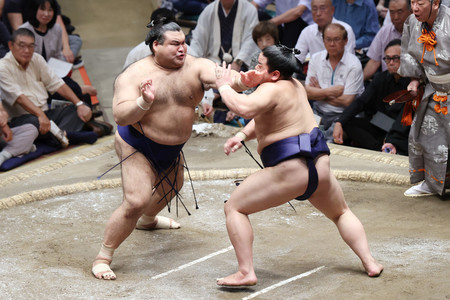 平戸海（右）を攻める高安＝１９日、東京・両国国技館