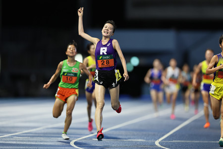 女子１万メートル決勝、ゴールする小川陽香（中央）＝１９日、川崎市のＵｖａｎｃｅとどろきスタジアム　ｂｙ　Ｆｕｊｉｔｓｕ