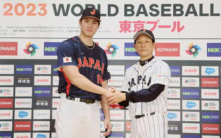 ワールド・ベースボール・クラシック（ＷＢＣ）に向けた記者会見で、撮影に応じる「侍ジャパン」の栗山英樹監督（右、肩書は当時）と大谷翔平＝２０２３年１月６日、東京都港区