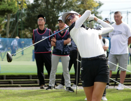 ティーショットを放つ安田祐香＝２０日、宮城・利府ＧＣ