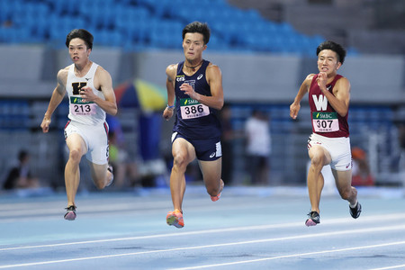 男子１００メートル決勝で力走する柳田大輝（中央）＝２０日、川崎市のＵｖａｎｃｅとどろきスタジアム　ｂｙ　Ｆｕｊｉｔｓｕ