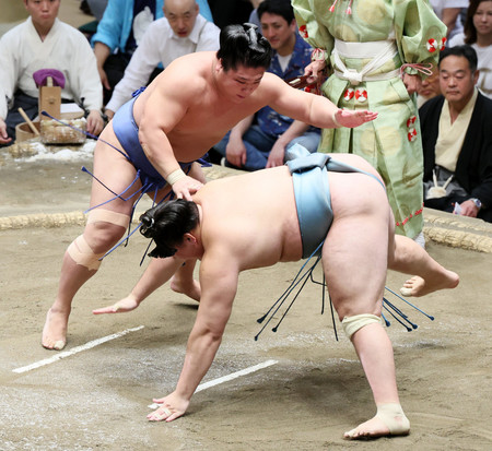 若隆景（左）は欧勝馬を引き落としで下し１０勝目＝２０日、東京・両国国技館