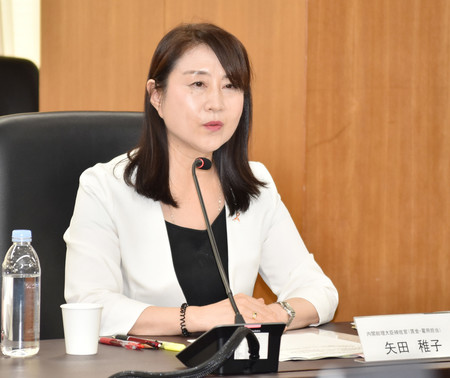 男女間の賃金差解消に向けた会合で発言する矢田稚子首相補佐官＝２０日午後、東京都千代田区