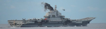 沖縄県宮古島南方の太平洋上で艦載機の発着艦を行う中国軍の空母「遼寧」（防衛省統合幕僚監部提供）