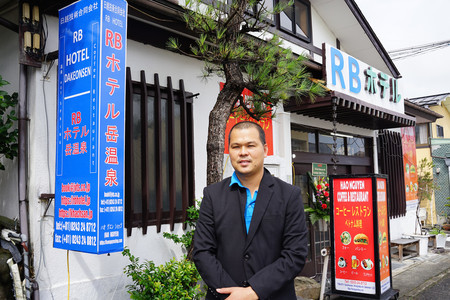 温泉旅館を開業したハオさん＝１２日、福島県二本松市