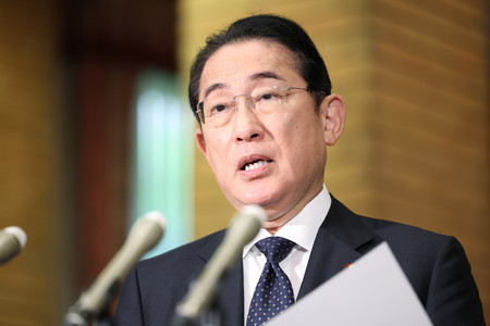 長崎県知事らとの面会を終え、記者団の取材に応じる岸田文雄首相＝２１日午前、首相公邸