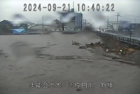 大雨の影響で氾濫した河原田川＝２１日午前１０時４０分、石川県輪島市（県河川総合情報システムのウェブサイトより）