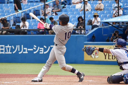 東大戦の９回、先制ソロ本塁打を放つ明大の宗山＝２１日、神宮球場