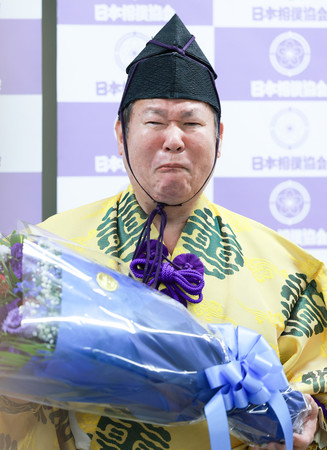 定年の会見で感極まる木村庄之助＝２１日、東京・両国国技館