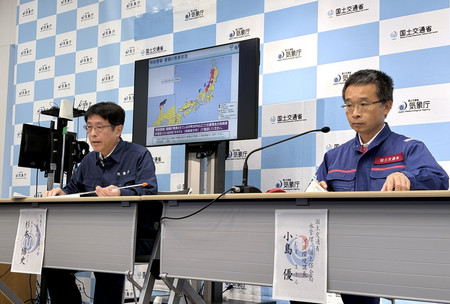 石川県の大雨特別警報について共同で記者会見する気象庁の杉本悟史予報課長（左）と、国土交通省の小島優河川環境課長＝２１日午後、東京都港区