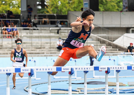 男子４００メートル障害準決勝で力走する井之上駿太（手前）＝２１日、川崎市のＵｖａｎｃｅとどろきスタジアム　ｂｙ　Ｆｕｊｉｔｓｕ