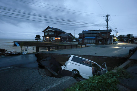 道路が陥没して落ちた車＝２１日午後、石川県珠洲市