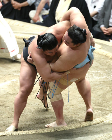 若元春（左）は琴勝峰を寄り倒しで下す＝２１日、東京・両国国技館