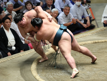 錦木（右）は王鵬を寄り倒しで破る＝２１日、東京・両国国技館