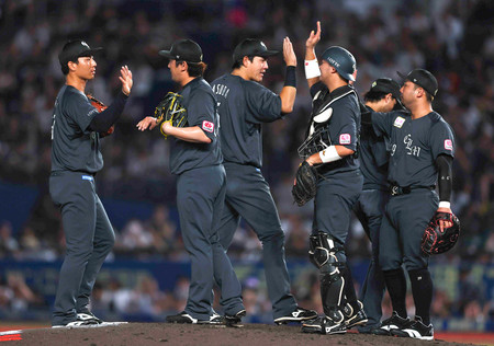 西武に勝ち、喜ぶロッテナイン＝２１日、ゾゾマリン