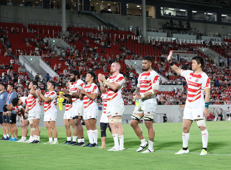 フィジーに敗れ、観客にあいさつする日本代表の選手たち＝２１日、大阪・花園ラグビー場