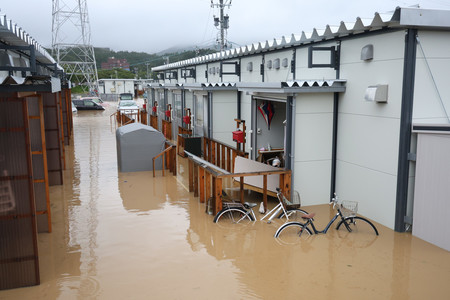 大雨で浸水した、能登半島地震を受けて建設された仮設住宅＝２２日午前、石川県輪島市