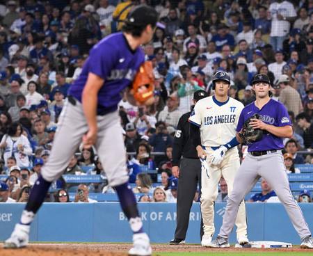 ロッキーズ戦の３回、四球で出塁したドジャースの大谷（右から２人目）＝２１日、ロサンゼルス