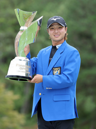 優勝した平田憲聖＝２２日、兵庫・有馬ロイヤルＧＣ