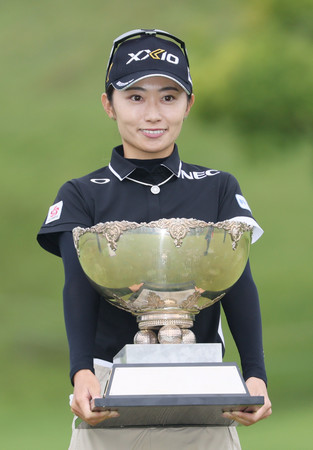 ツアー初優勝を果たした安田祐香＝２２日、宮城・利府ＧＣ