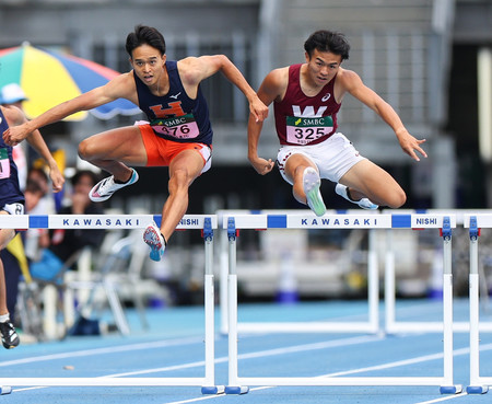 男子４００メートル障害決勝で力走する渕上翔太（右）＝２２日、川崎市のＵｖａｎｃｅとどろきスタジアム　ｂｙ　Ｆｕｊｉｔｓｕ