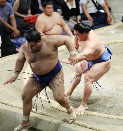 若隆景（右）は高安を押し出しで下す＝２２日、東京・両国国技館