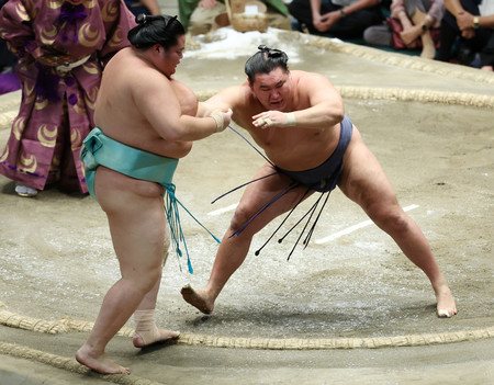 豊昇龍（右）は琴桜を押し出しで破る＝２２日、東京・両国国技館