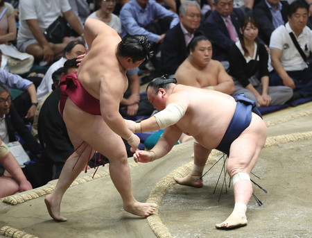 宝富士（右）は遠藤を押し出しで破る＝２２日、東京・両国国技館